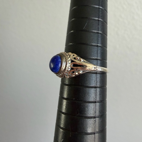 Elegant Silver and Blue Stone Ring - Picture 3 of 4